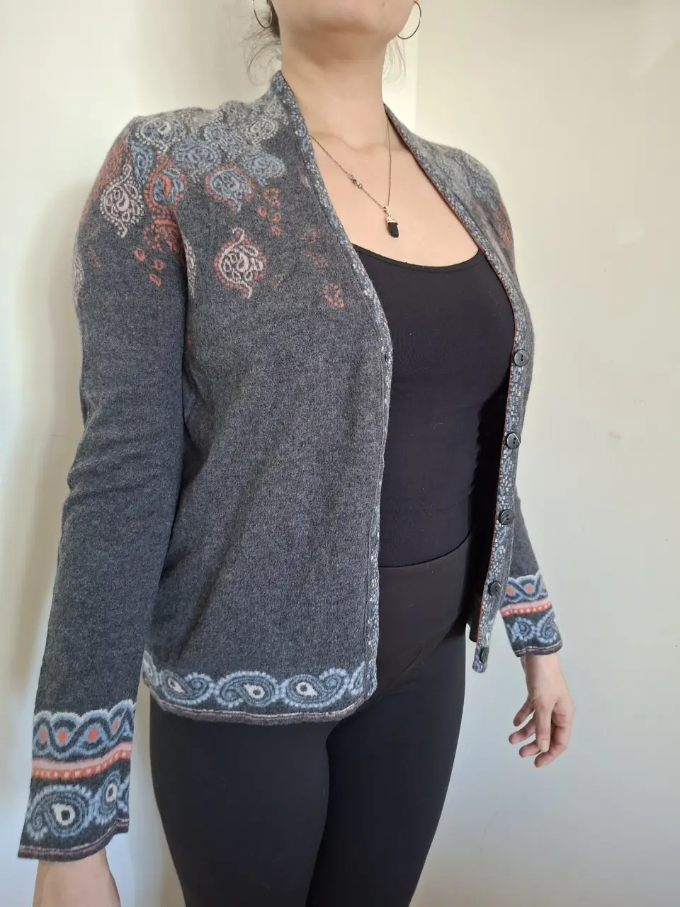 Cardigan de lana gris con detalles  en tonos naranja, azul y blanco. Ideal para un look casual y abrigado.