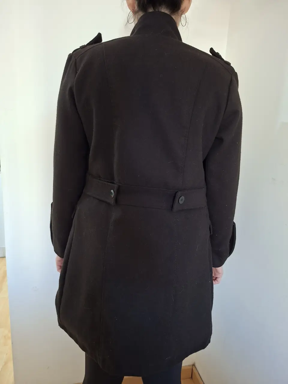Tapado negro de mujer, con detalles de botones y cinturón. Ideal para el invierno, abrigo y estilo en una sola prenda. ( Detalle en el forro de la parte de adentro, por fuera el paň0  excelente estado).