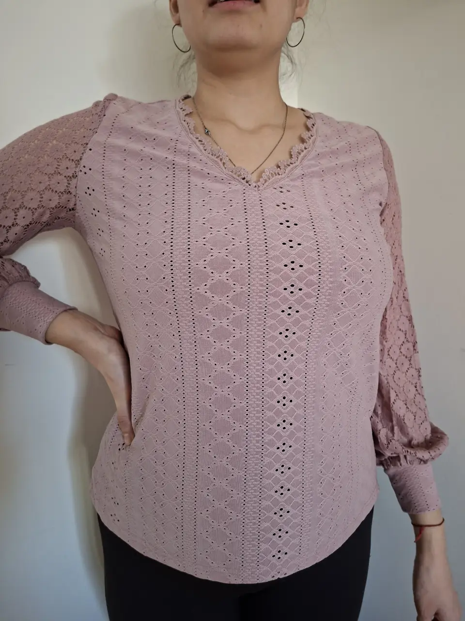 Blusa de manga larga con encaje en las mangas y detalles calados en el cuerpo. Ideal para un look romántico y elegante.
