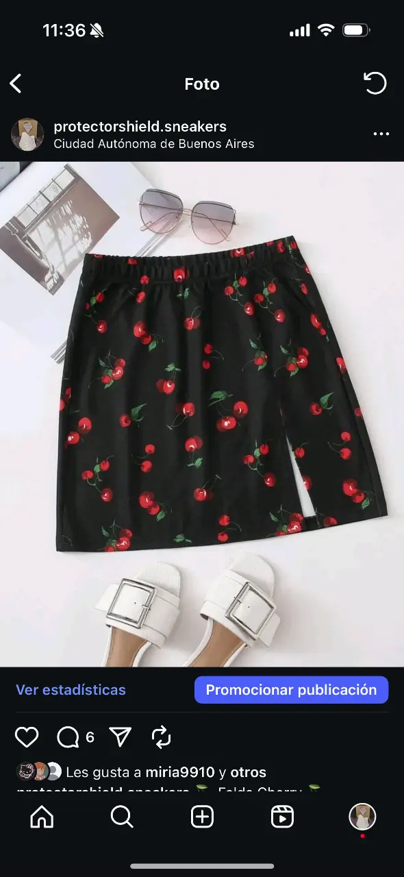 Minifalda negra con estampado de cerezas rojas. Ideal para un look casual y fresco. Cuenta con una abertura lateral que le da un toque moderno.