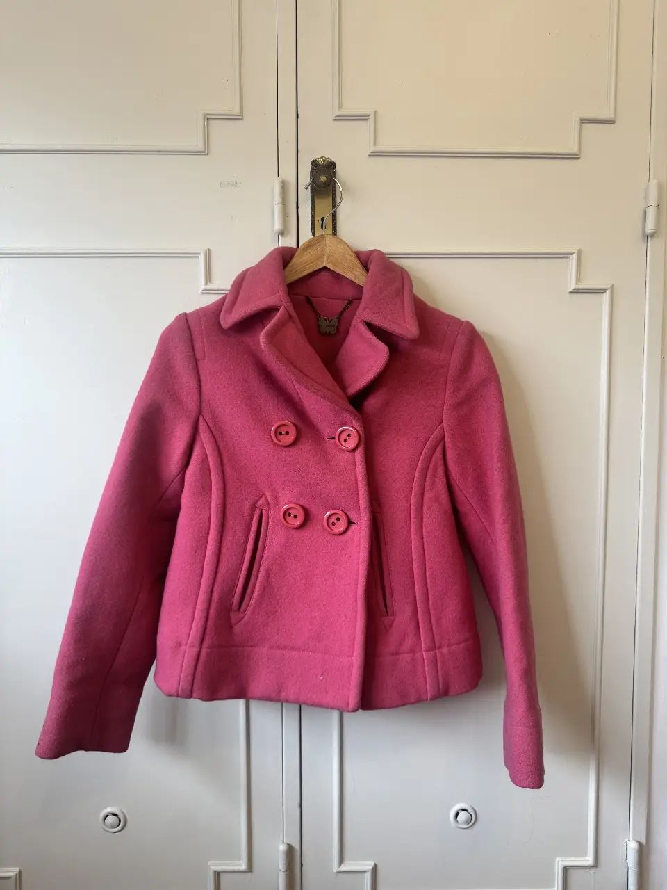 Campera bomber rosa, ideal para un look casual y femenino. Confeccionada en un tejido suave y abrigado, perfecta para el invierno. Detalles de diseño que la hacen única.