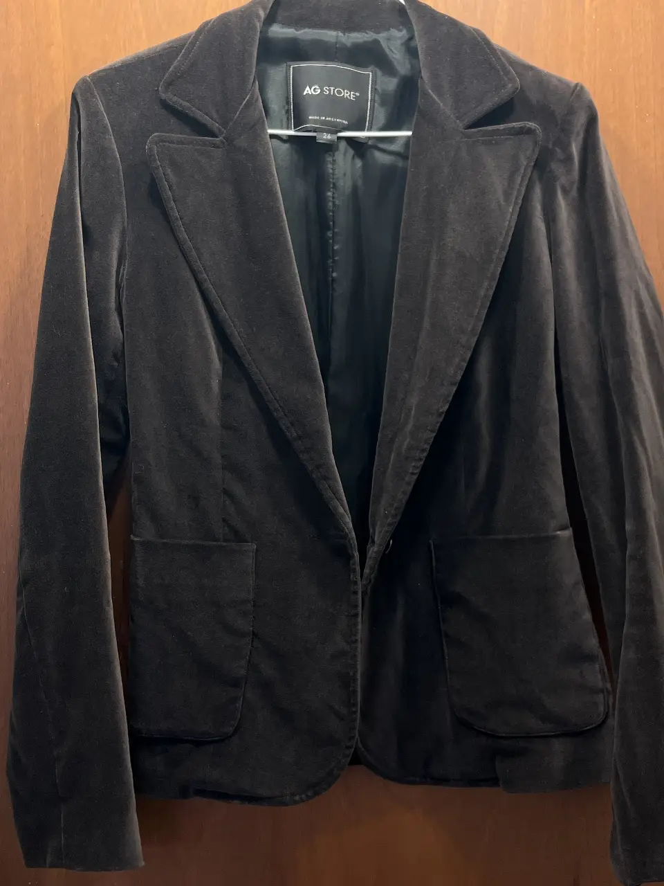 Elegante blazer de terciopelo marrón oscuro, ideal para un look formal o de trabajo. Confeccionado en un tejido suave y con un diseño clásico, este blazer AG STORE es perfecto para añadir un toque sofisticado a cualquier outfit.