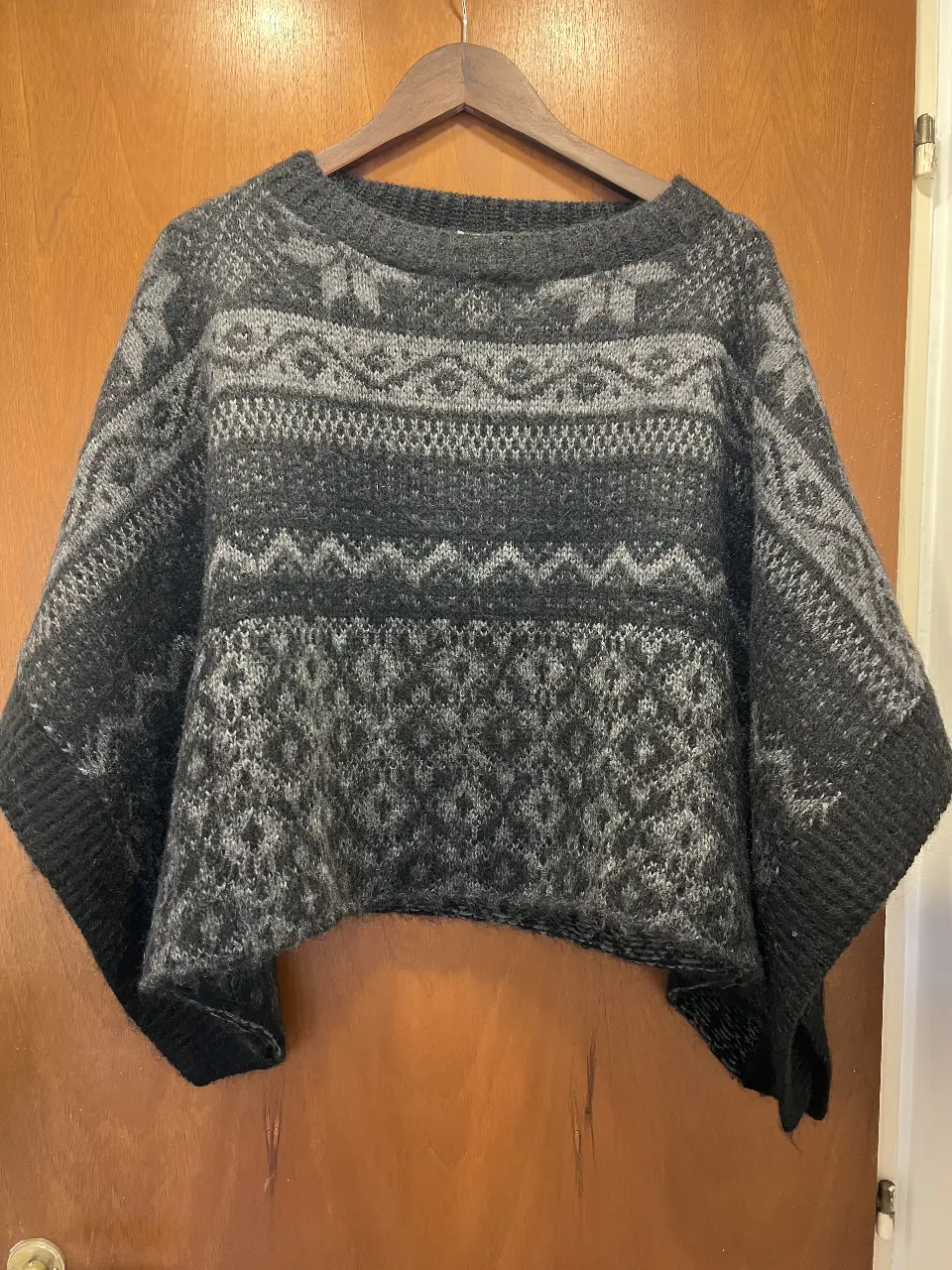 Poncho de lana gris y negro con diseño étnico. Ideal para el invierno, de la marca Paolo Casalini, hecho en Italia en 1985. Perfecto para un look casual y abrigado.