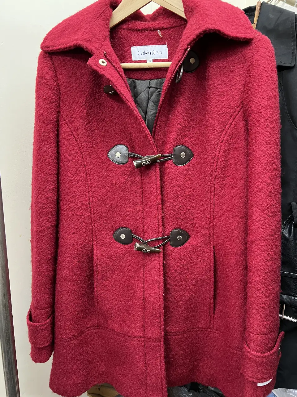 Tapado Calvin Klein rojo, con botones y cierre. Talle XS. Ideal para el invierno.
