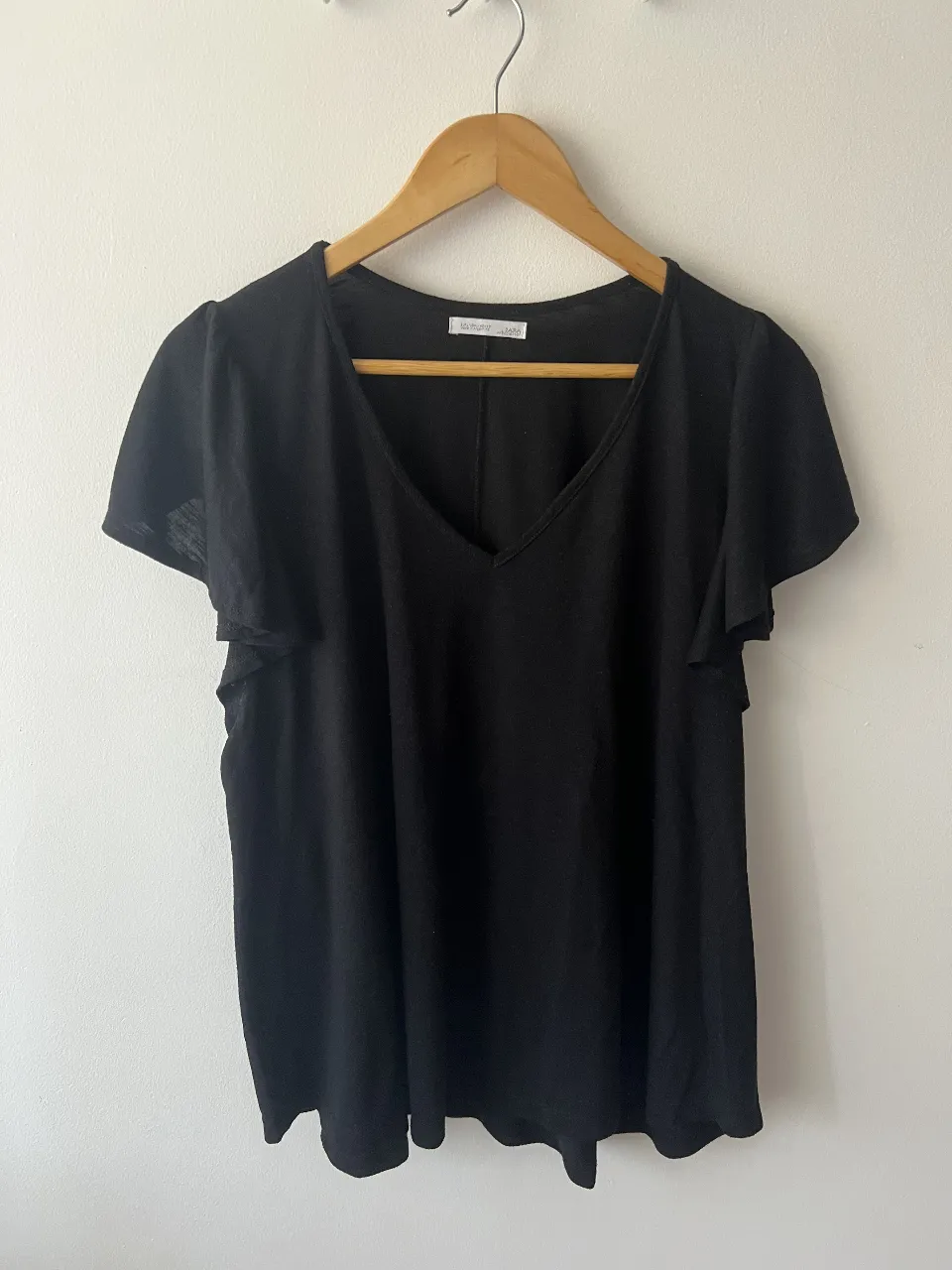 Blusa negra de mujer con mangas cortas con volados y escote en V. Marca Zara W/Collection. Talle EUR/USA/ L.