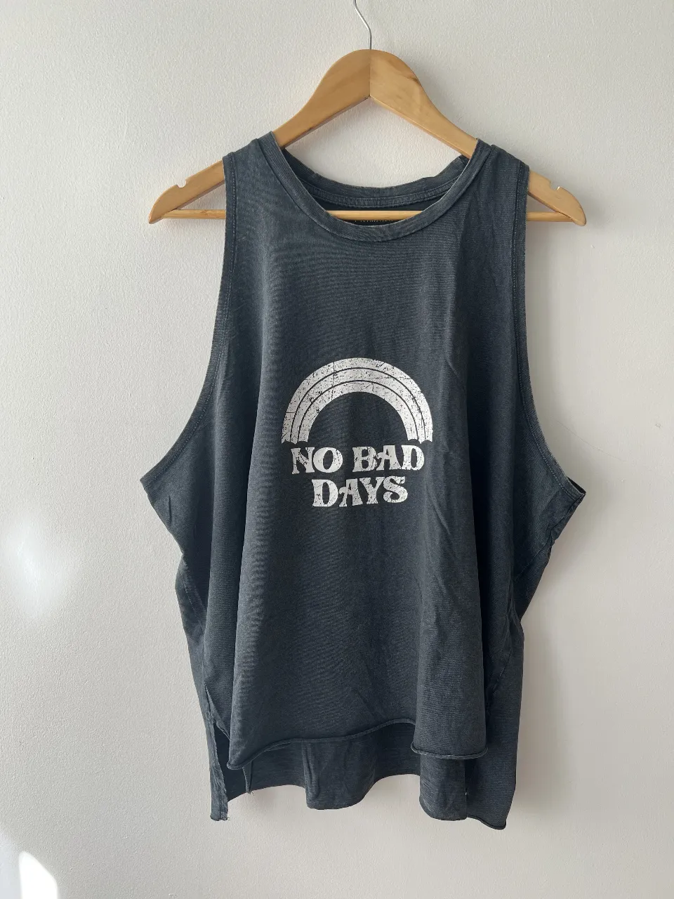 Musculosa gris con estampado "No Bad Days" y diseño de arcoíris. Ideal para un look casual y relajado.