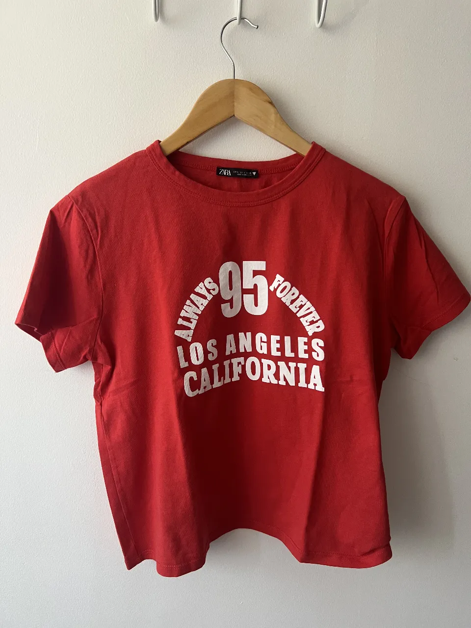 Remera roja de algodón con estampado "95 Los Angeles California Forever". Talle L de la marca Zara. Ideal para un look casual y urbano.