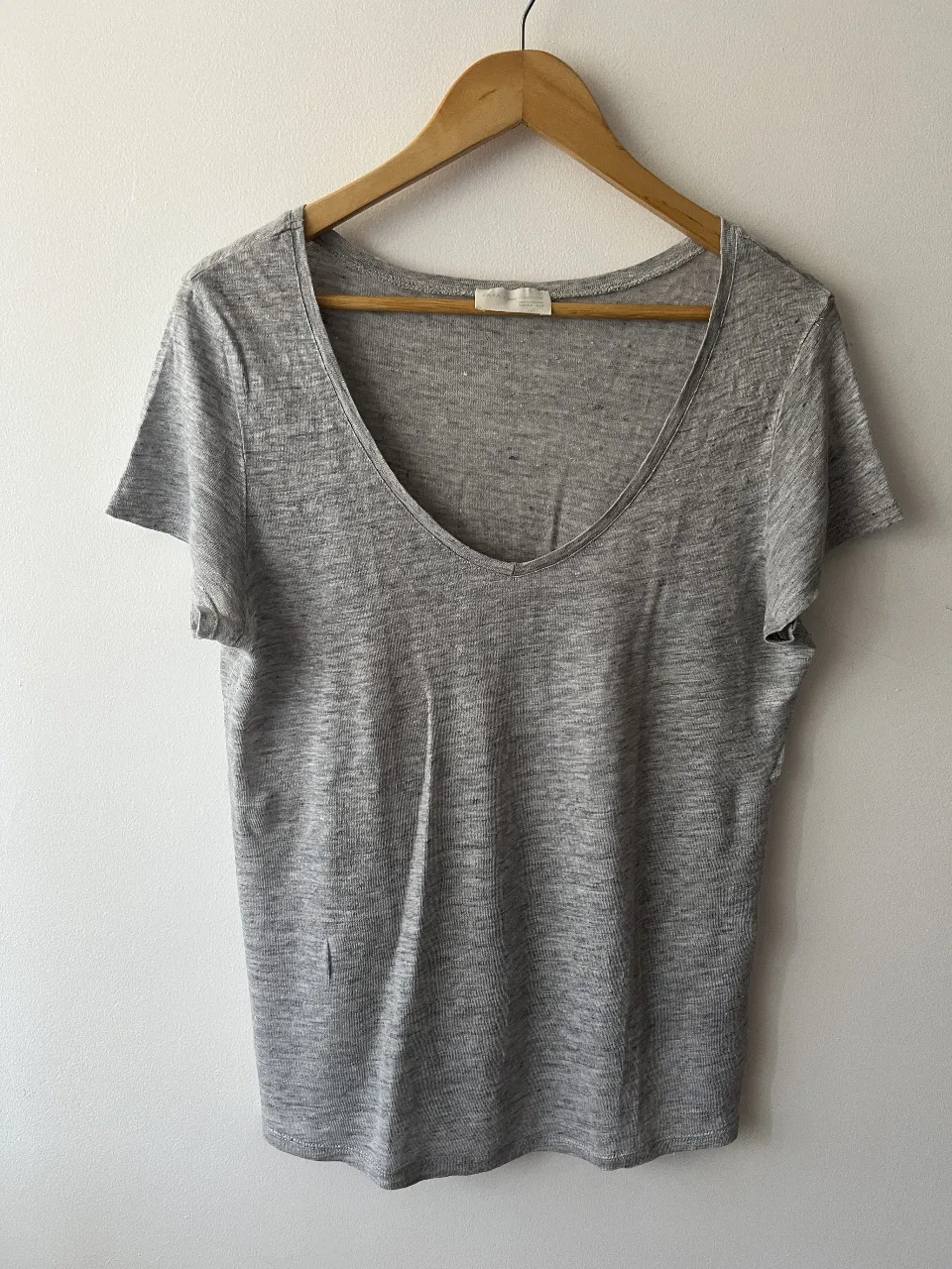 Remera de mujer de manga corta con cuello en V, color gris. Marca Zara, talle M. Ideal para un look casual y cómodo.