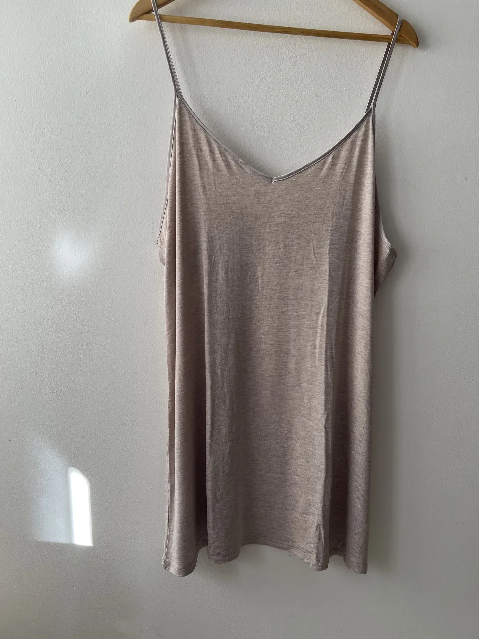 Camisón midi de tirantes finos en color gris. Ideal para un look casual y cómodo.