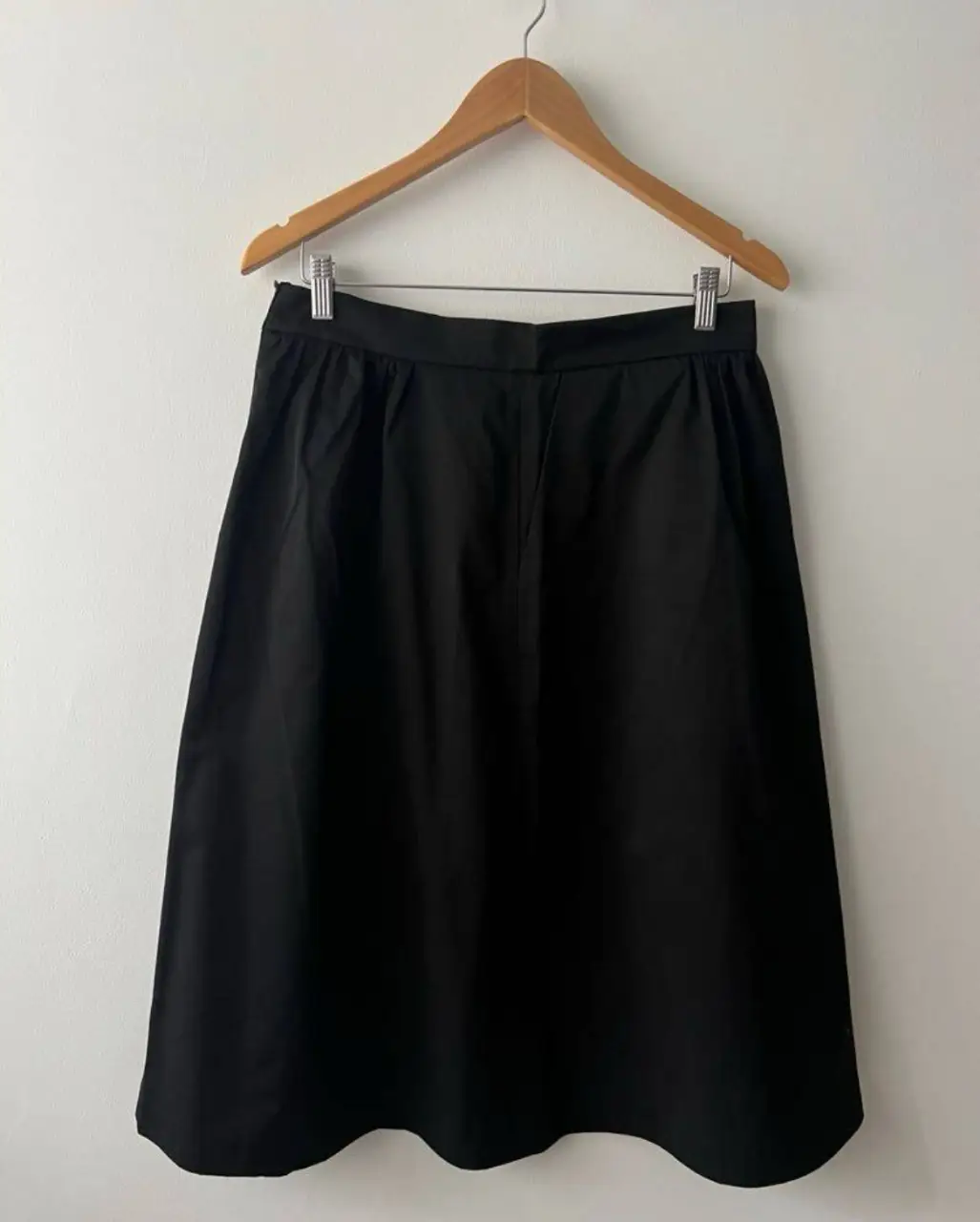 Pollera negra de la marca Zara Woman, talle L. Confeccionada en poliéster y algodón, ideal para un look elegante y versátil.