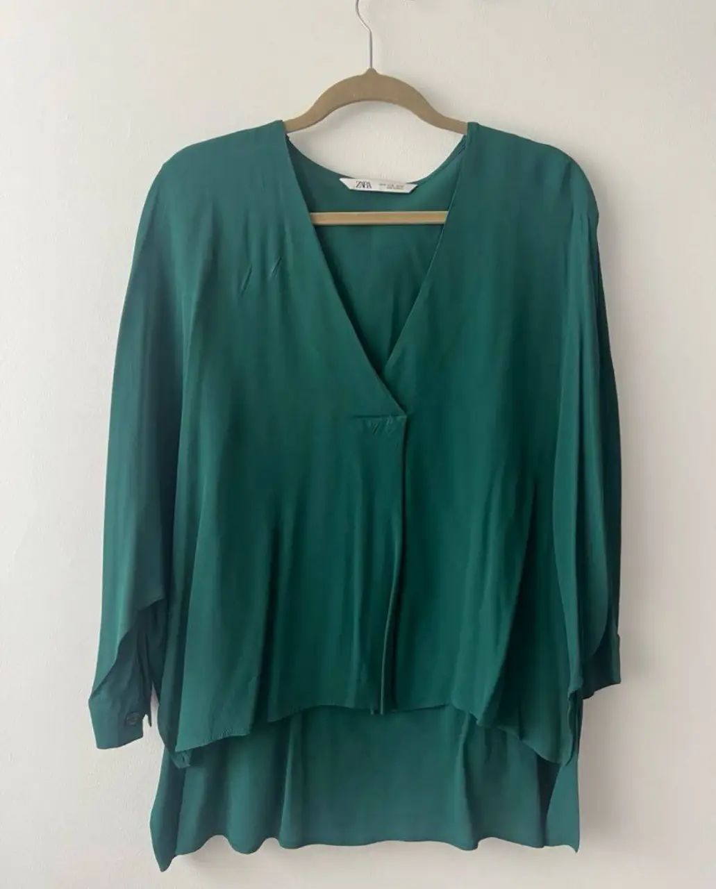 Blusa de mujer Zara, color verde oscuro, con cuello en V y mangas largas. Talle XL. Ideal para un look elegante y sofisticado.