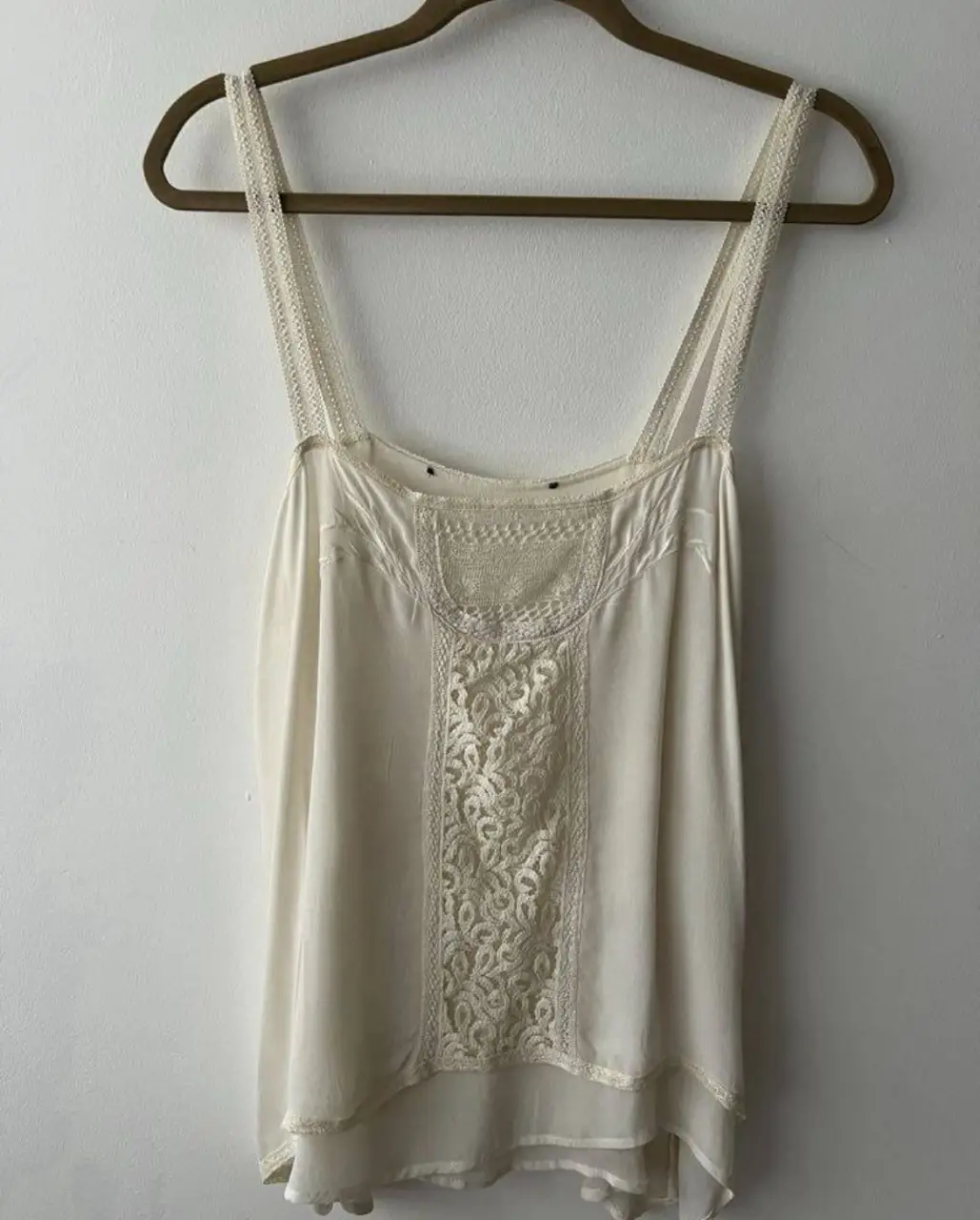 Top de seda blanco con detalles de encaje en el frente y en los tirantes. El único detalle que tiene es una manchita atrás (tercera foto). Ideal para un look romántico y delicado.