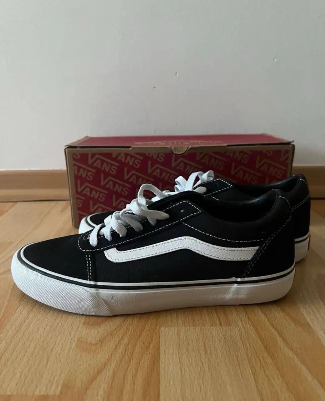 Zapatillas Vans Ward negras con detalles blancos. Talle 40.5 EU, 8 US Men, 9.5 US Women. Ideales para un look casual y urbano.