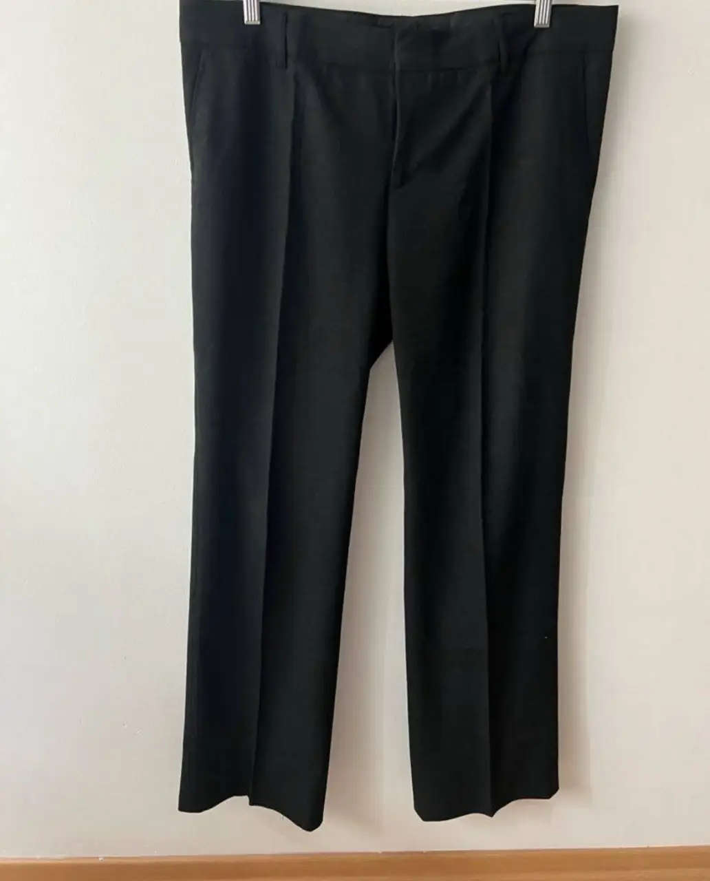 Pantalón sastrero negro de Zara Woman, talle 46 EUR, con pinzas y corte recto. Ideal para un look formal o de trabajo.