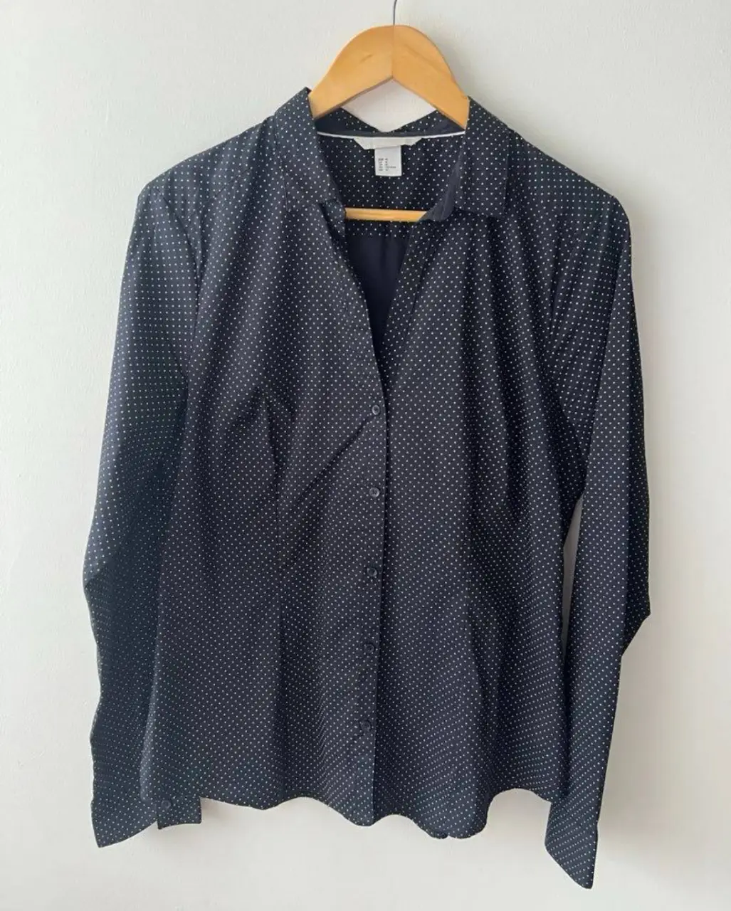Camisa de mujer negra con estampado de lunares blancos. Talle 16/46, de la marca H&M. Ideal para un look casual o de trabajo.