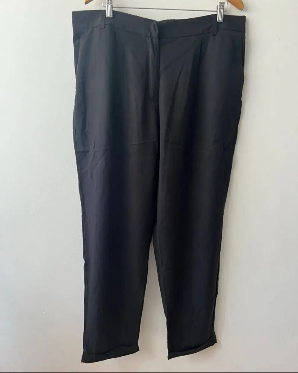 Pantalón sastrero negro de la marca Portsaid, talle 56/52, con pinzas y corte recto. Ideal para un look formal o de trabajo.