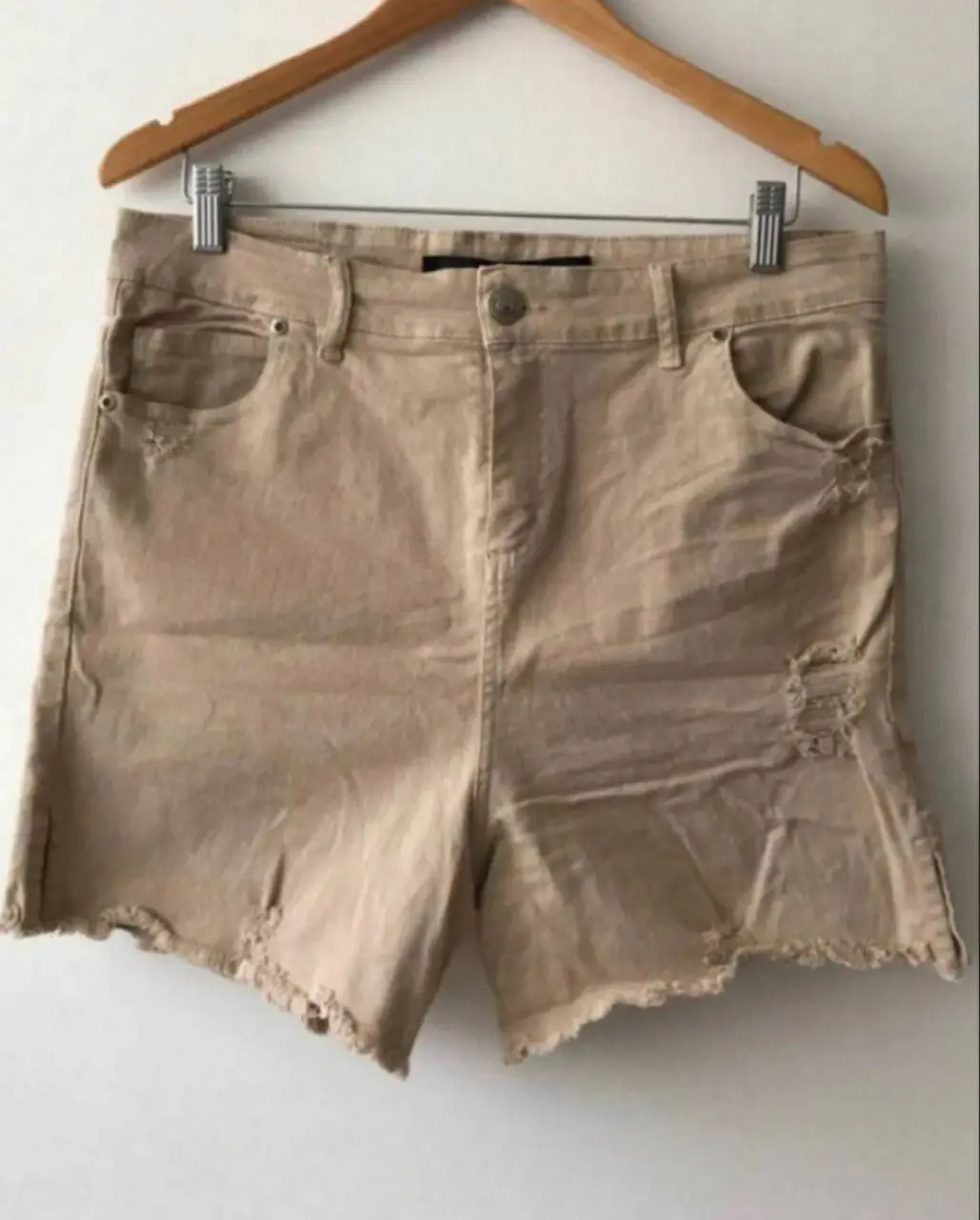 Short de jean color crudo con detalles rotos. Talle 50. Ideal para un look casual y cómodo.