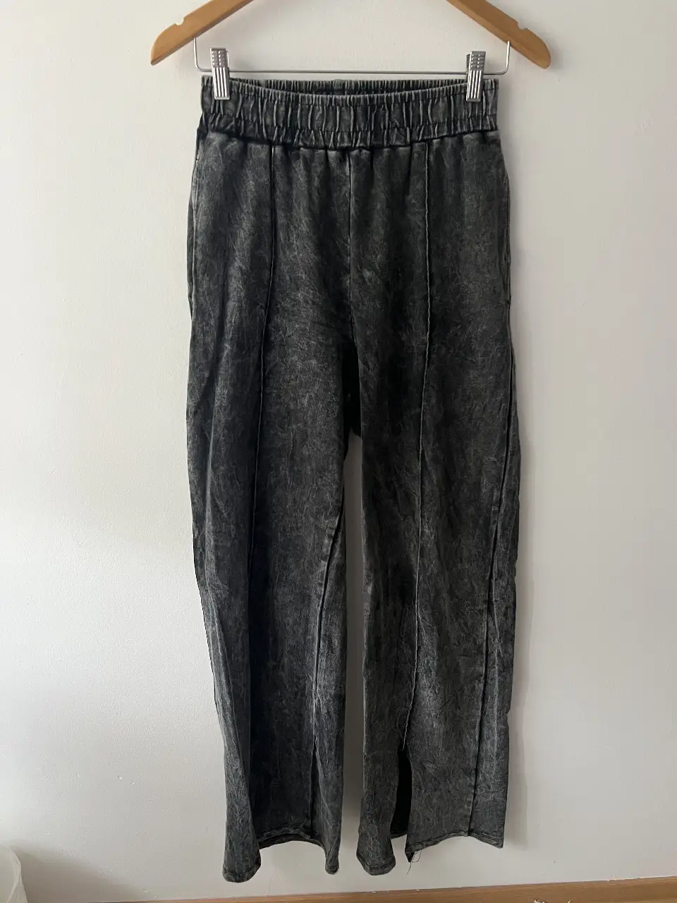 Pantalón suelto de mujer, color gris con efecto lavado. Tiro alto y corte recto con aberturas en los laterales inferiores. El único detalle que tiene es que está un poco descocido en la bota (última foto). Ideal para un look casual y moderno.
