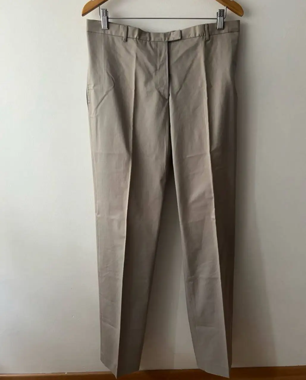 Pantalón sastrero color gris claro, de corte recto y elegante. Ideal para un look formal o de trabajo. Confeccionado en una mezcla de algodón y lycra para mayor comodidad y ajuste.