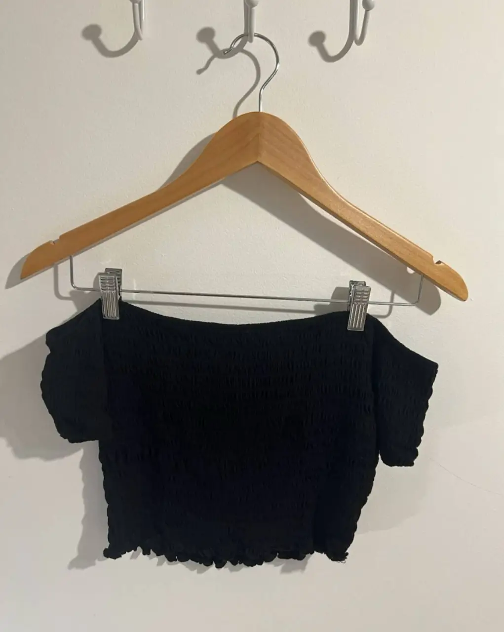 Top negro de mujer, corto, sin hombros y diseño fruncido.  El único detalle que tiene es es que uno de los elásticos está descosido, pero casi ni se nota. Ideal para un look casual y moderno.