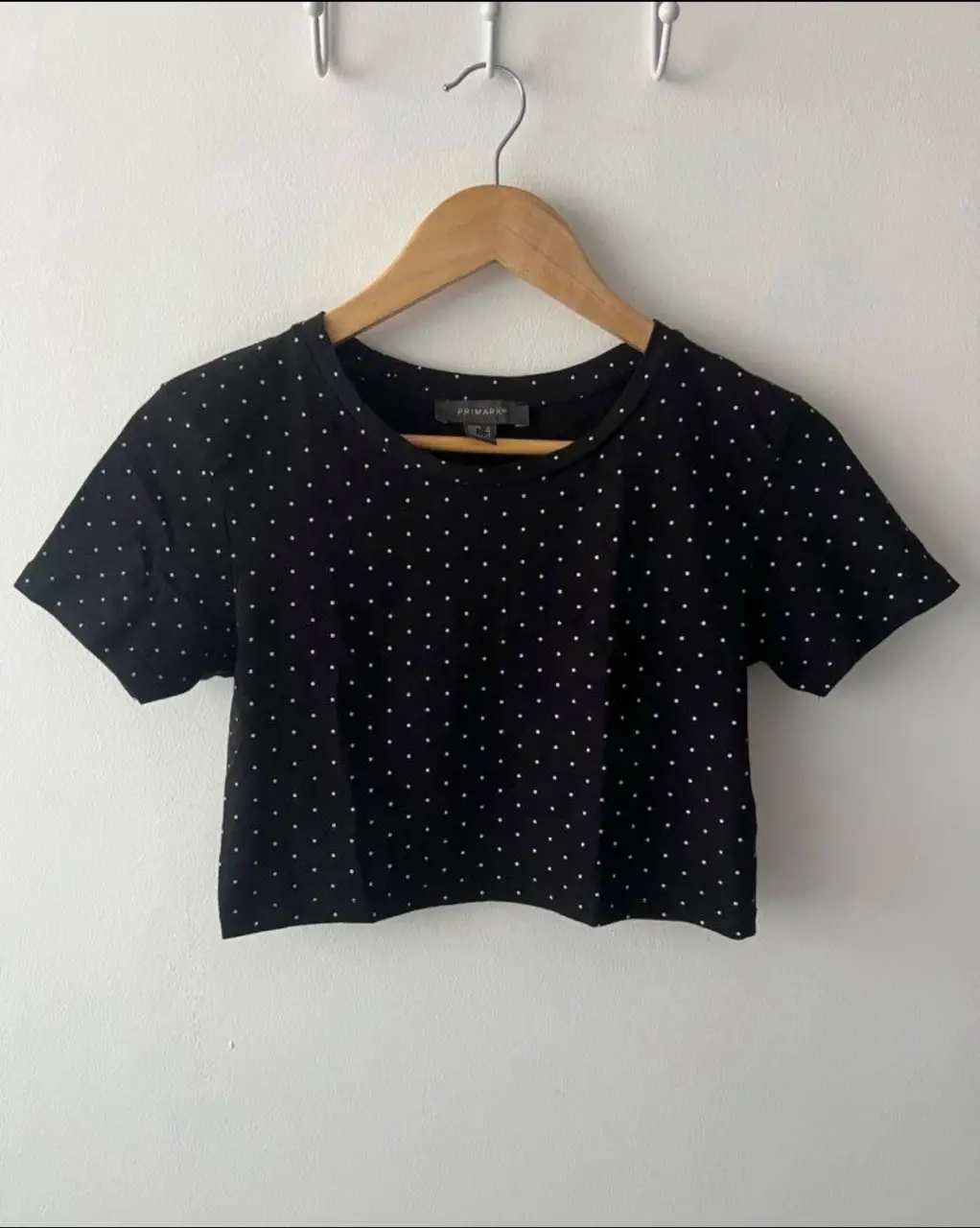 Remera crop negra con lunares blancos. Ideal para un look casual y moderno. Talle 12 UK/IRL, 40 EUR, 8 USA, 44 IT. Marca Primark.
