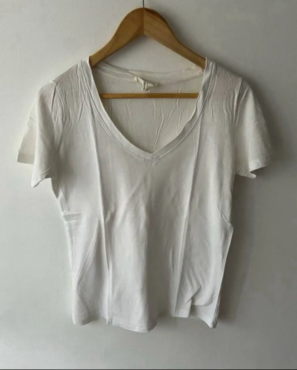 Remera blanca de mujer con cuello en V, de la marca Forever 21. Ideal para un look casual y cómodo.
