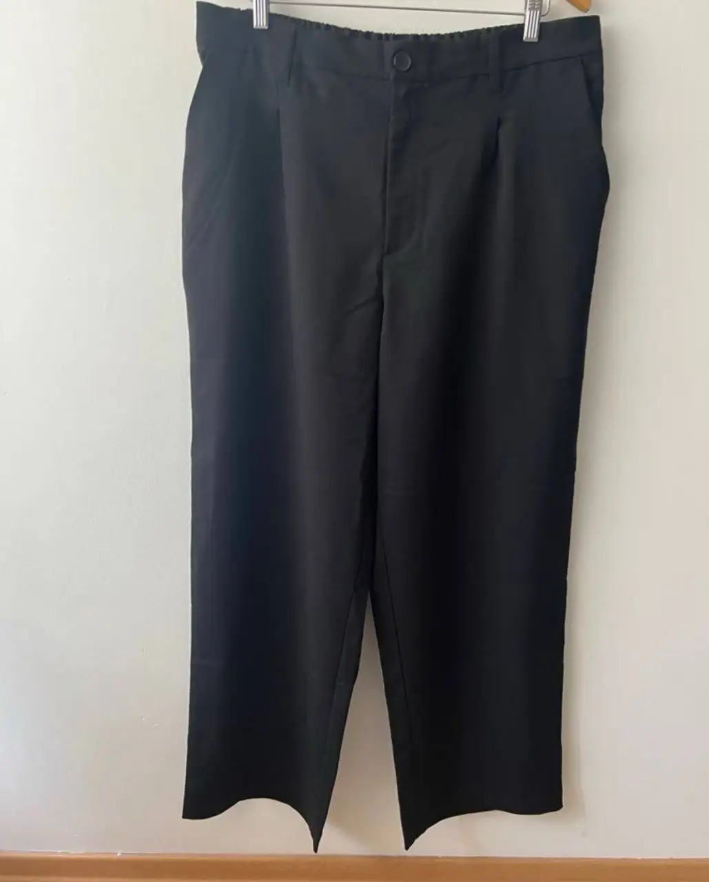 Pantalón sastrero negro de la marca Divided de H&M, talle XL. Confeccionado en poliéster y viscosa, ideal para un look formal o de trabajo.