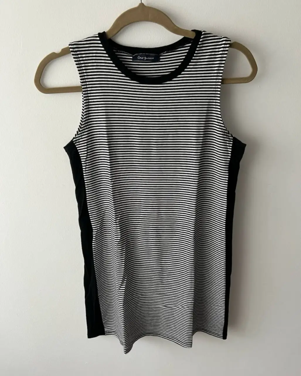 Vestido a rayas horizontales en blanco y negro, con detalles negros en los laterales y el cuello. Ideal para un look casual y fresco.