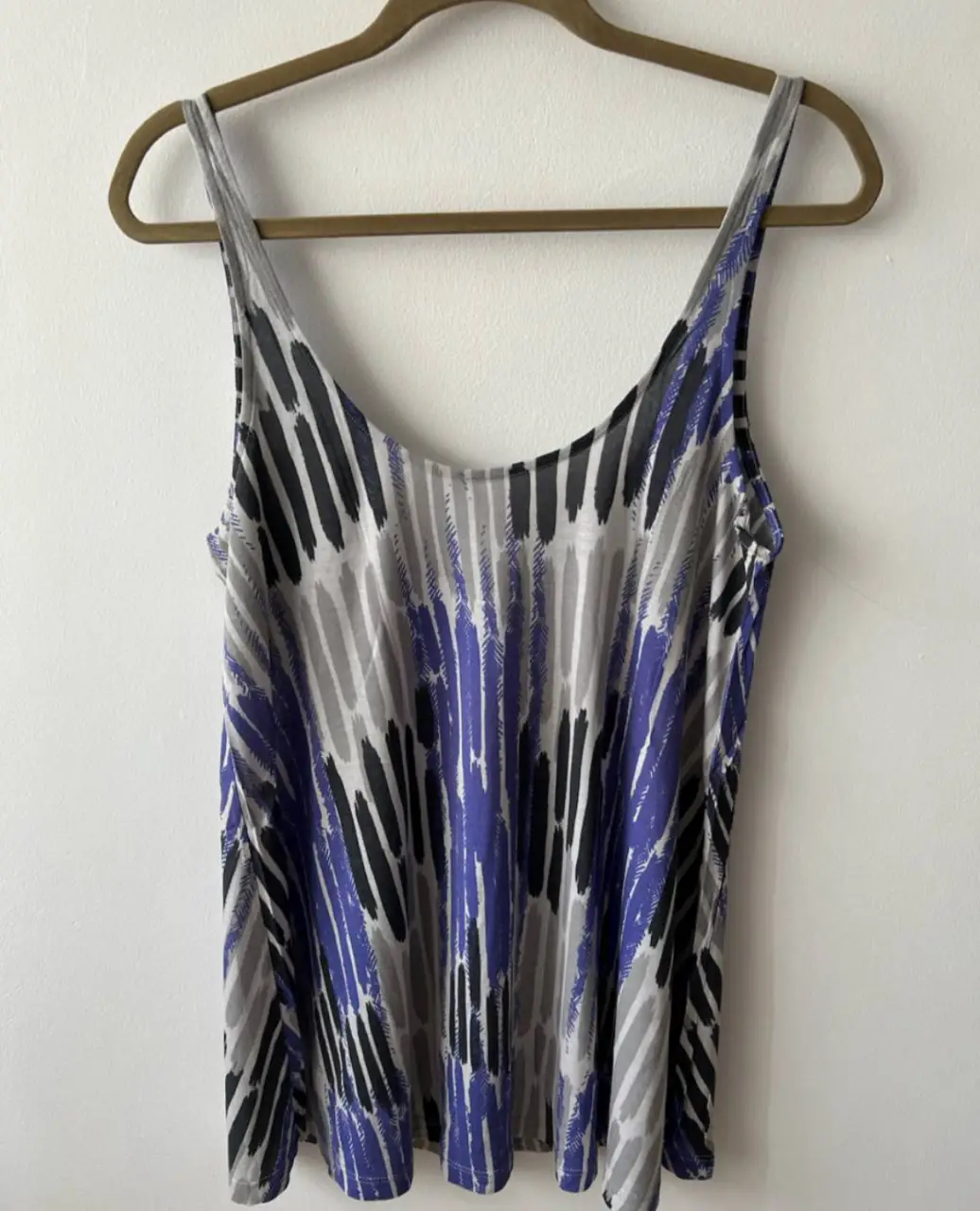 Musculosa de mujer con estampado abstracto en tonos azul, gris y negro. Talle M, ideal para un look casual y fresco.