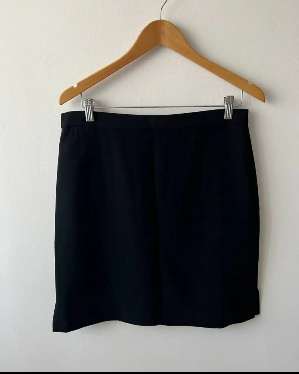 Pollera sastrera negra de la marca CH. Ideal para un look formal o de trabajo. Confeccionada con un tejido de calidad, esta pollera ofrece un ajuste elegante y cómodo. Perfecta para combinar con blusas, camisas o tops.