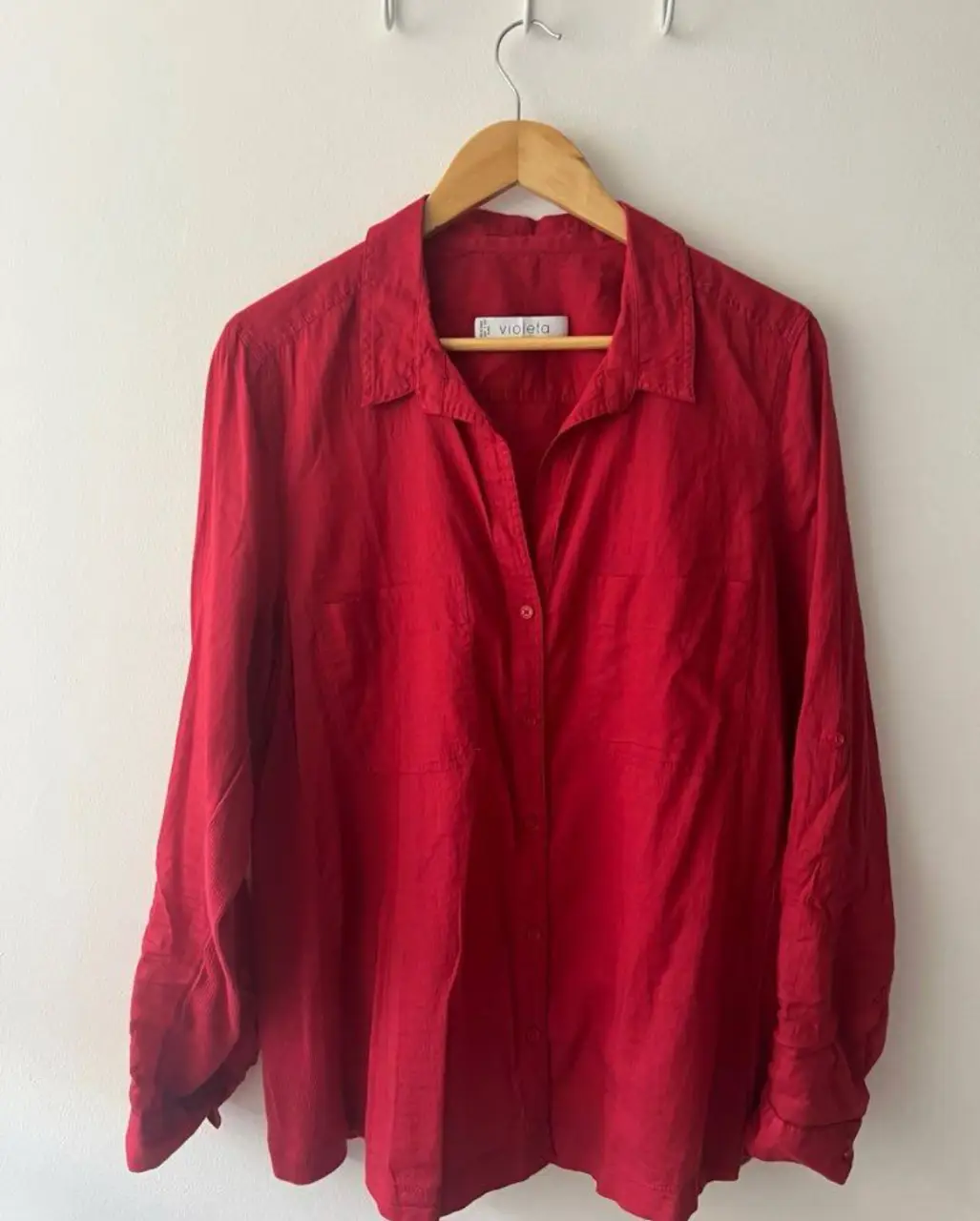 Camisa roja de manga larga de la marca Violeta by Mango. Talle L/XL. Ideal para un look casual y cómodo.