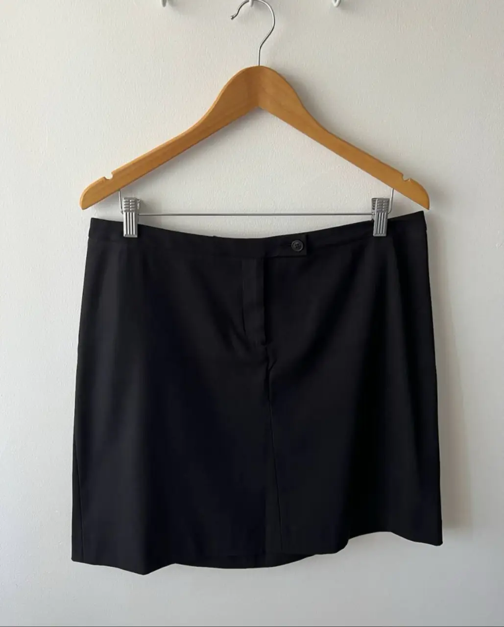 Pollera sastrera negra de la marca Vitamina Buenos Aires, talle XL. Ideal para un look formal o de trabajo.