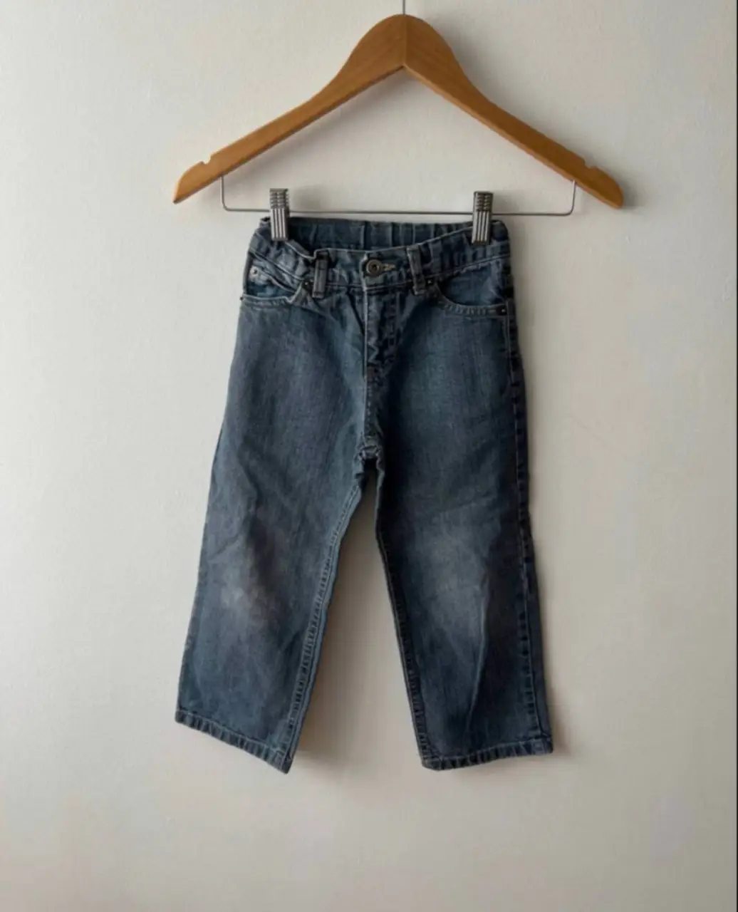 Pantalón de jean azul para niño, talle 4. Diseño clásico de 5 bolsillos, ideal para uso diario. Marca Cheeky.