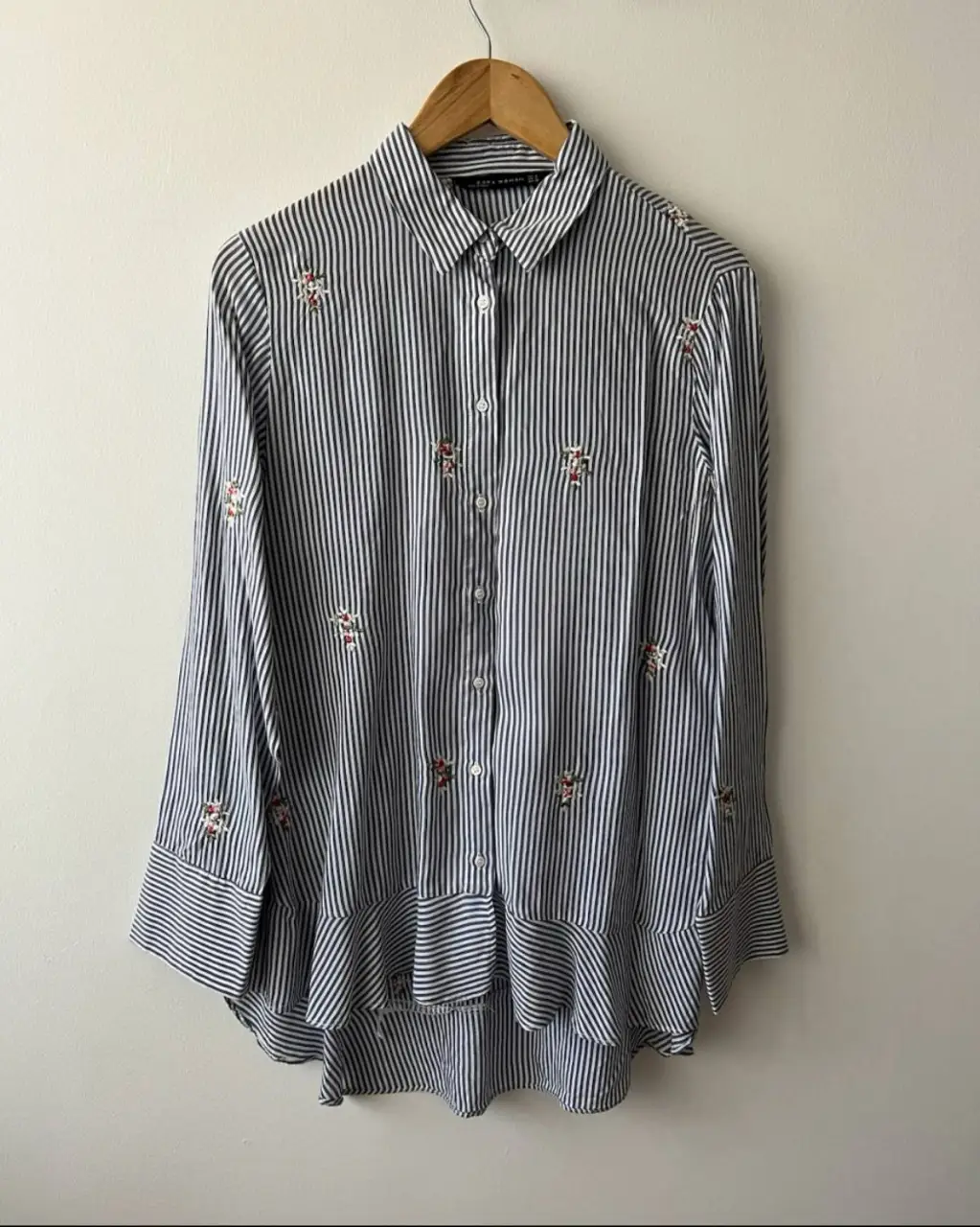 Camisa de mujer a rayas azul y blanca, con detalles bordados. El único detalle que tiene es un botón roto en la manga (última foto). Marca Zara Woman, talle M.