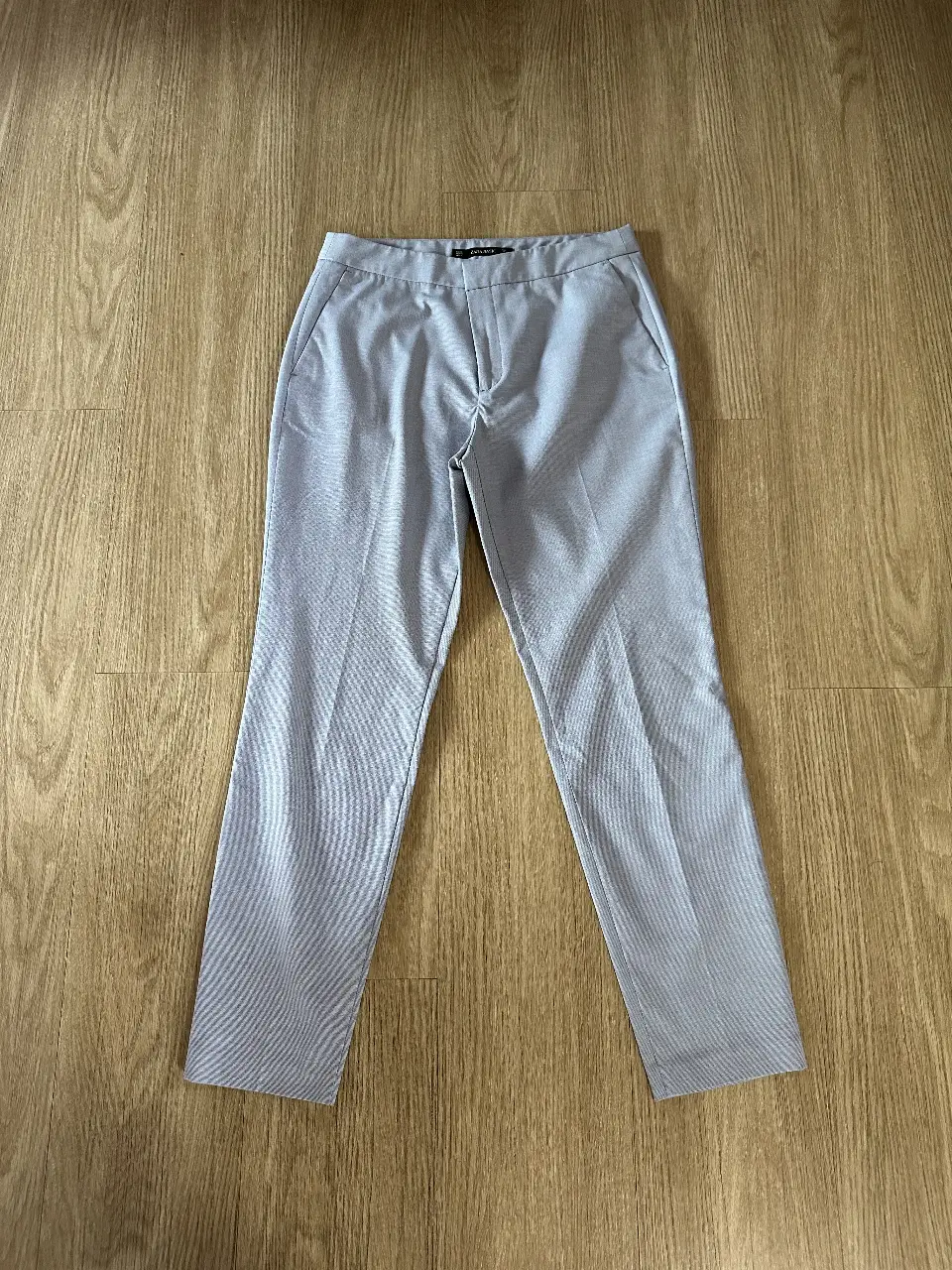 Pantalón sastrero dcolor gris claro. Nuevo de Zara. talle S