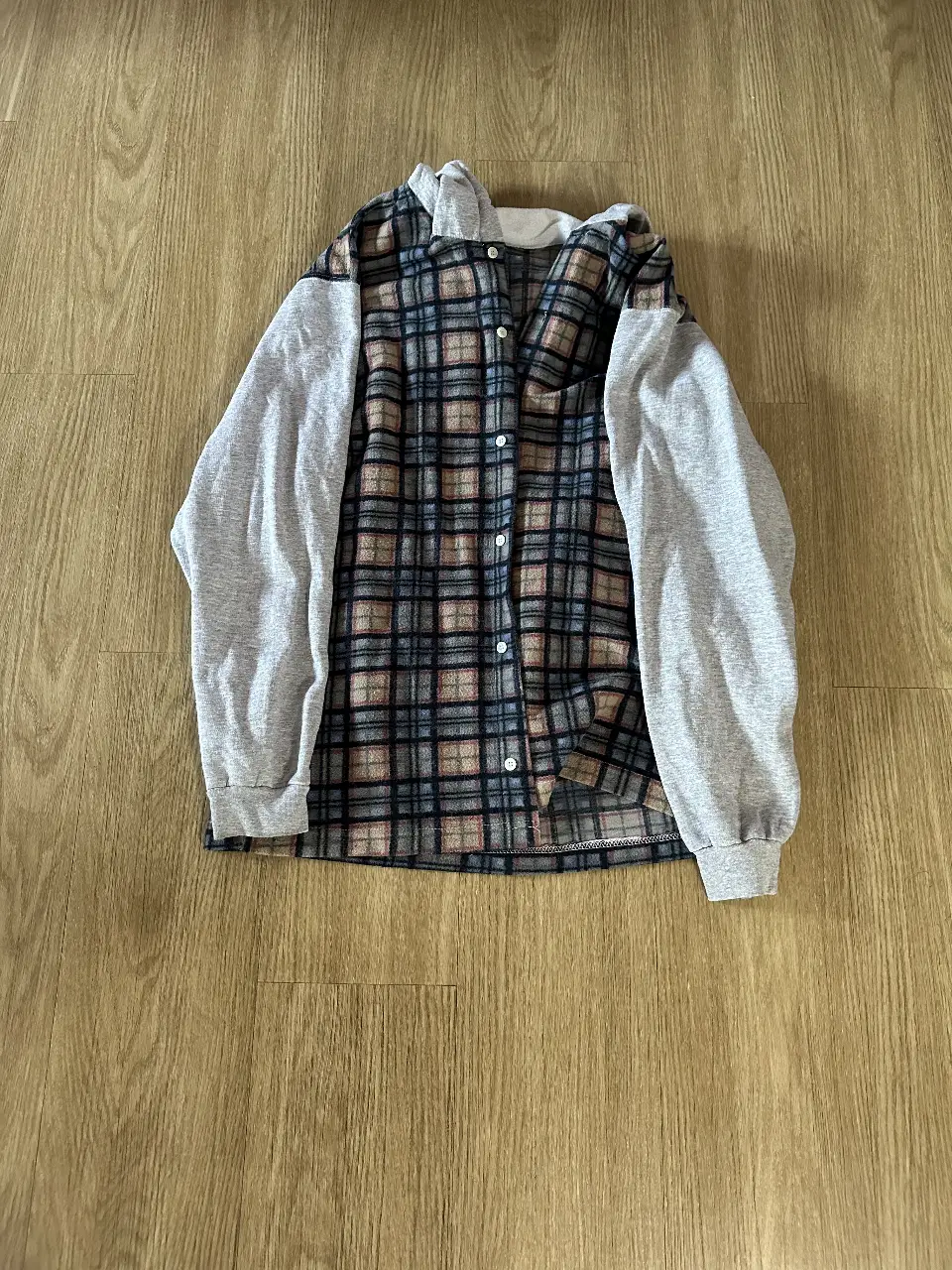 Camisa a cuadros con mangas grises.  Es un modelo vintage 