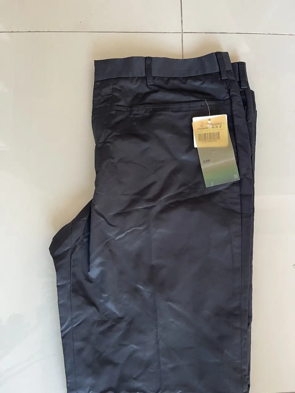Pantalón sastrero negro para hombre. Confeccionado en una tela satinada.