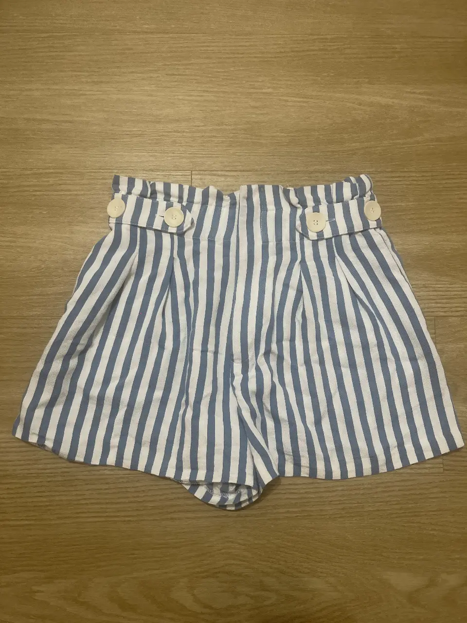 Short de mujer a rayas verticales en blanco y azul. Zara Trafaluc. Talle S