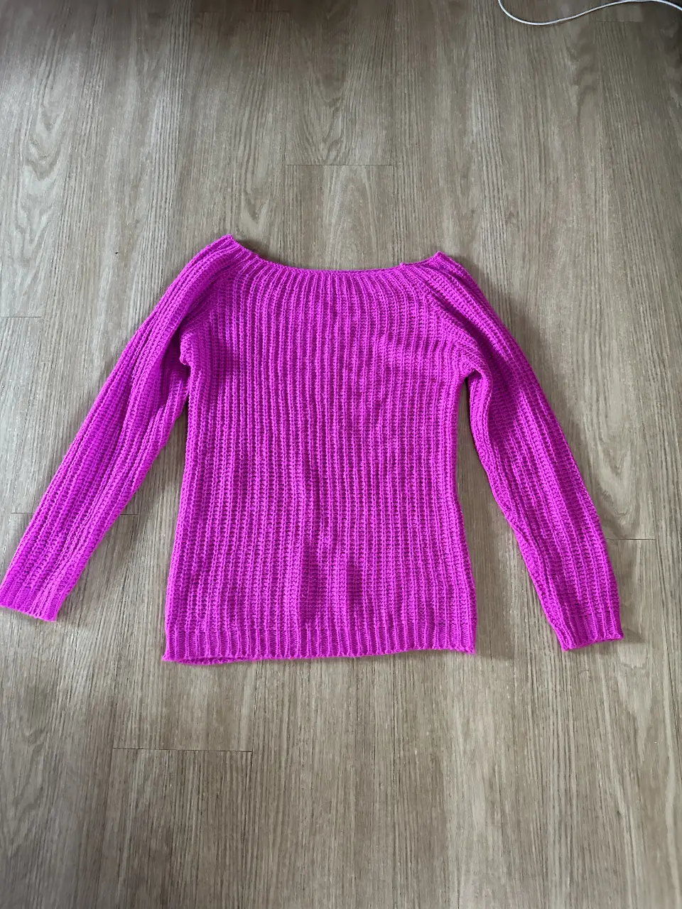 Sweater largo de tejido grueso en color fucsia. Ideal para un look casual. está sin uso. Es entre un S y un M