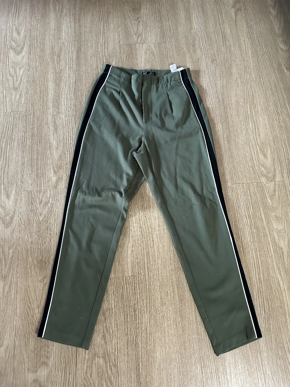 pantalon Sastrero Zara, con detalles en los laterales. Talle M