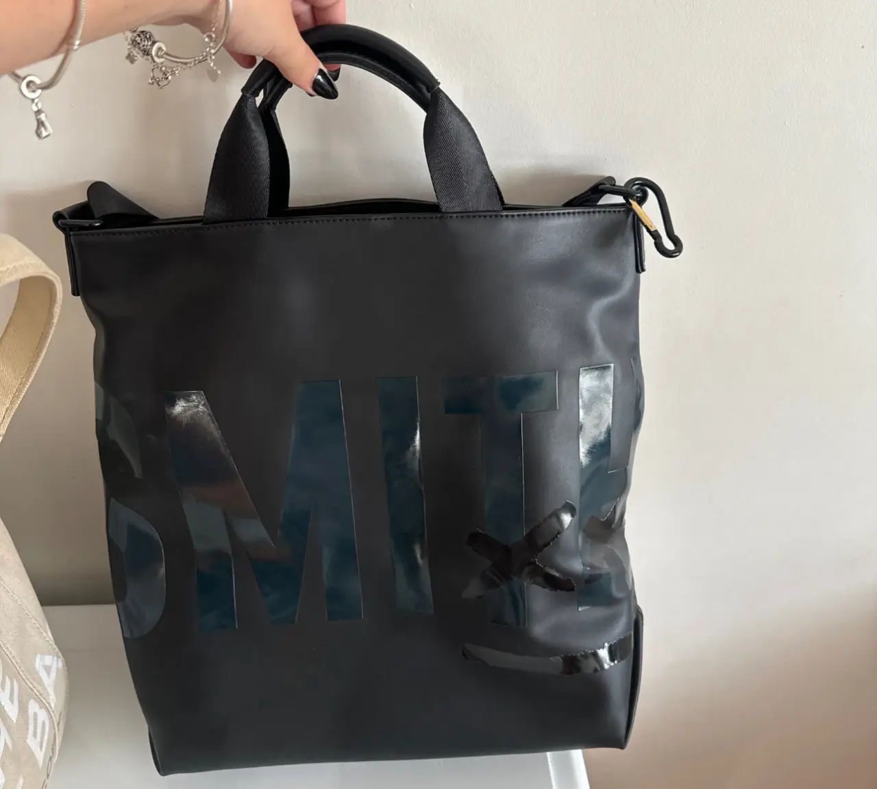 Bolso tote (cartera) Jackie Smith negra un solo uso muy buen estado !Buen Precio! Tiene una fallita abajo a la derecha