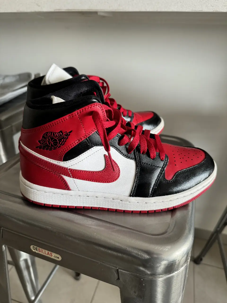 Zapatillas Air Jordan 1 Mid, diseño icónico en rojo, blanco y negro. Talle US 8, ideales para un look urbano y deportivo.