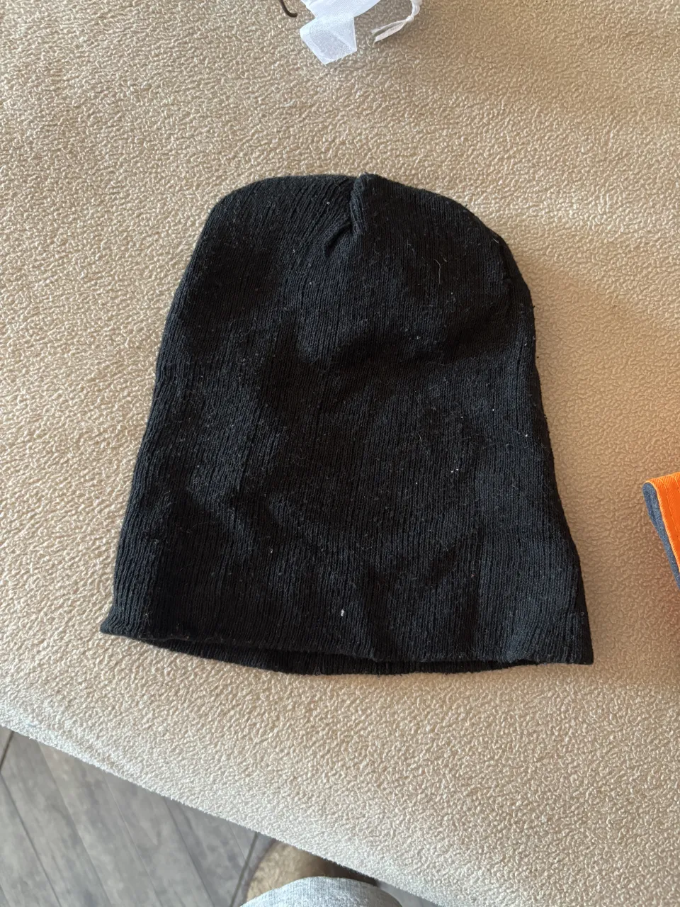 Gorro de lana negro, ideal para mantener la cabeza abrigada en los días fríos. Su diseño clásico y color neutro lo hacen súper versátil para combinar con cualquier outfit.