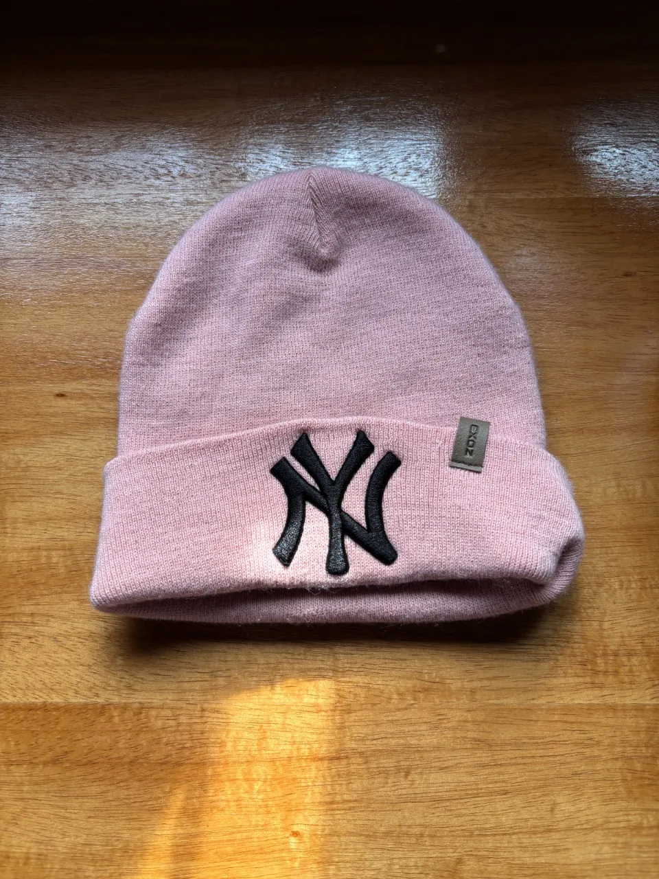 Gorro de lana rosa con logo de New York Yankees bordado en negro. Un accesorio súper canchero para completar tu look.