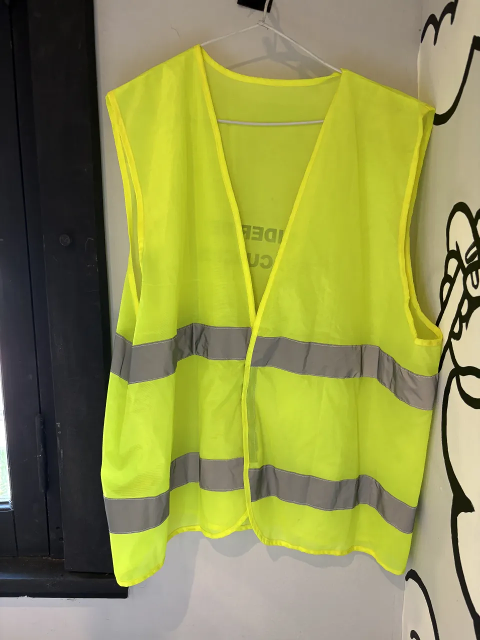 Chaleco de seguridad reflectante color amarillo flúo, ideal para trabajos de visibilidad o eventos. Cuenta con dos bandas reflectantes horizontales en el torso y una en la espalda para máxima seguridad. Posee la inscripción "LIDER DE EVACUACION" en la espalda.