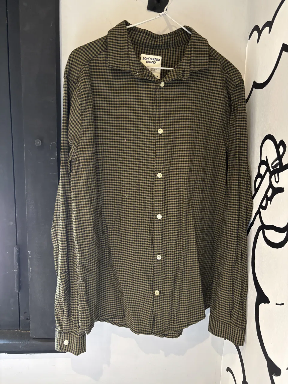 Camisa a cuadros de manga larga, ideal para un look casual y moderno. Perfecta para combinar con jeans o pantalones de vestir.