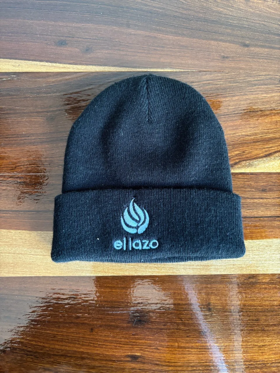 Gorro de lana negro con logo bordado de "ellazo". Ideal para mantener la cabeza abrigada en días fríos.
