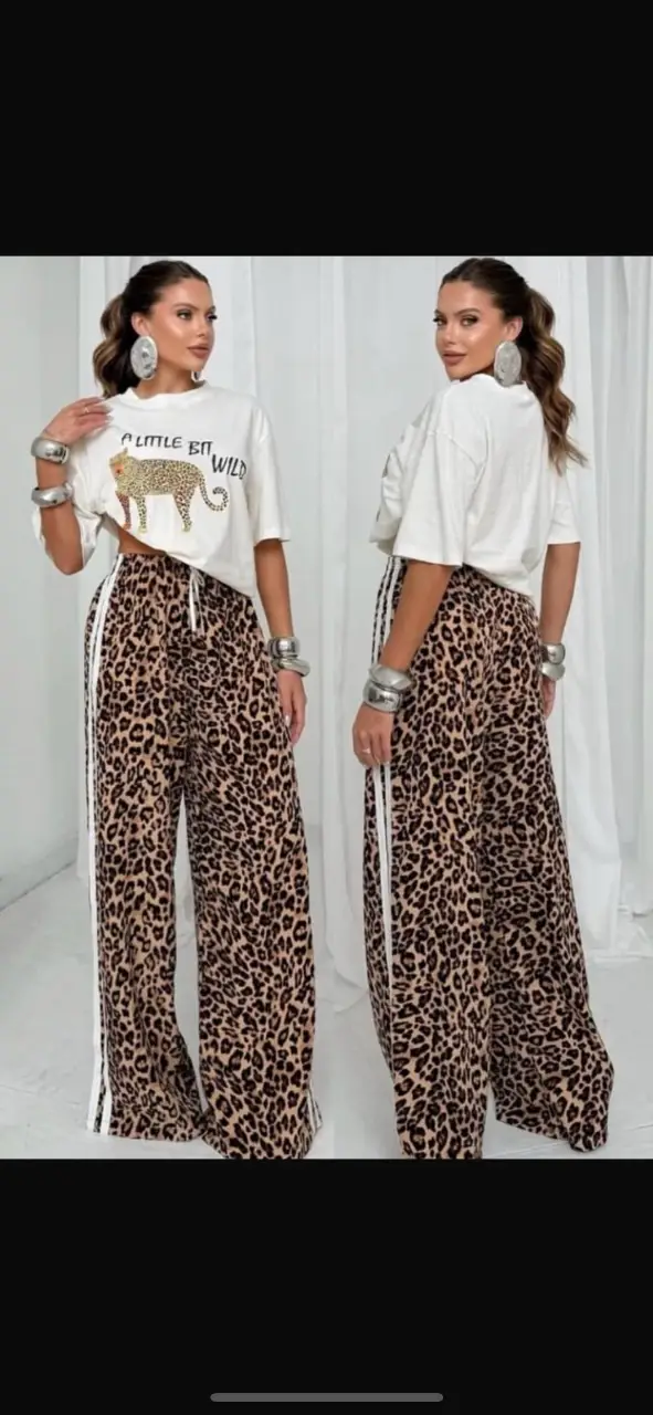 Conjunto de pantalón palazzo con estampado de leopardo y remera blanca con estampado. El pantalón tiene una línea blanca en el lateral.