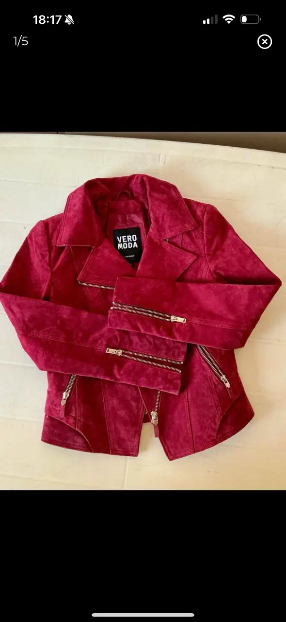 Campera biker de gamuza roja de la marca Vero Moda. Posee cierre asimétrico, bolsillos con cierre y detalles en los puños. Ideal para un look moderno y canchero.