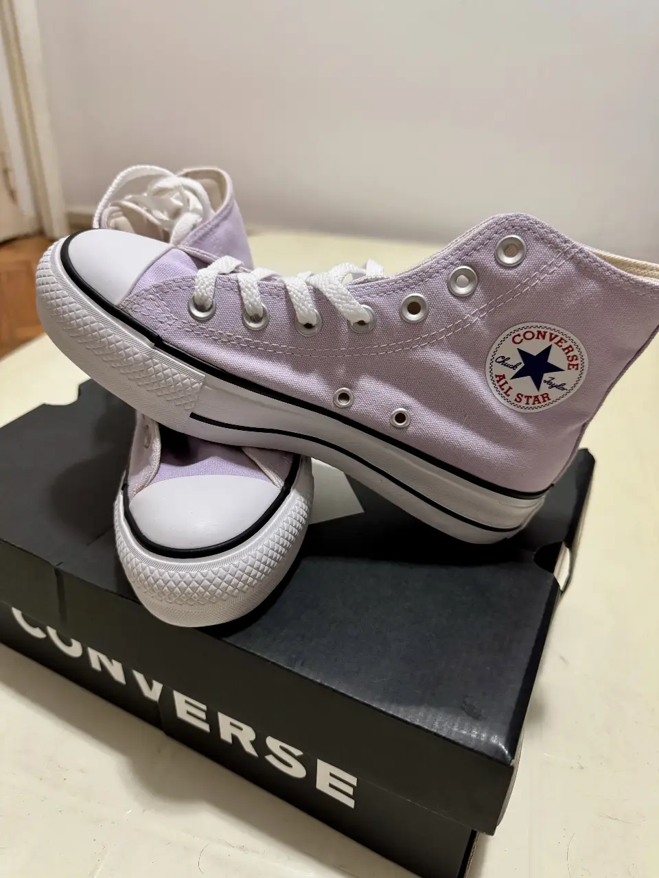 Zapatillas Converse All Star CTAS LIFT HI color lila, con suela blanca y detalles en negro. Talle 36.5, nuevas en caja.